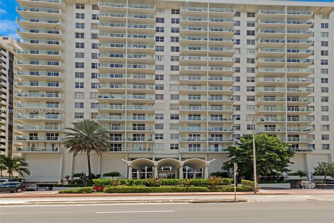 For Sale: $549,000 (2 beds, 2 baths, 824 Square Feet)