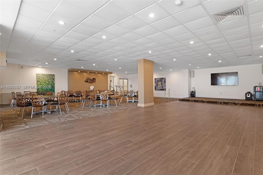 For Sale: $549,000 (2 beds, 2 baths, 824 Square Feet)