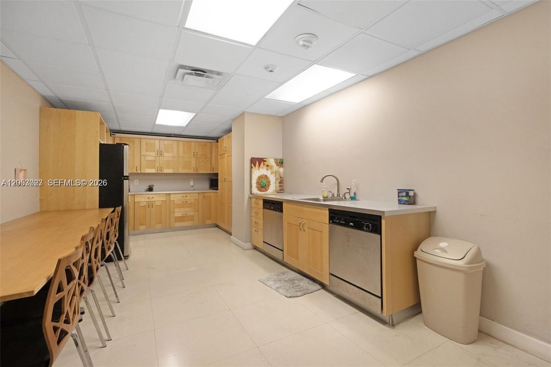 For Sale: $549,000 (2 beds, 2 baths, 824 Square Feet)