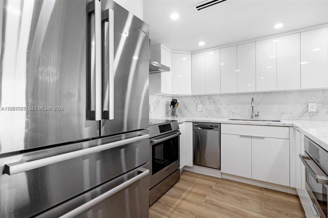 For Sale: $549,000 (2 beds, 2 baths, 824 Square Feet)