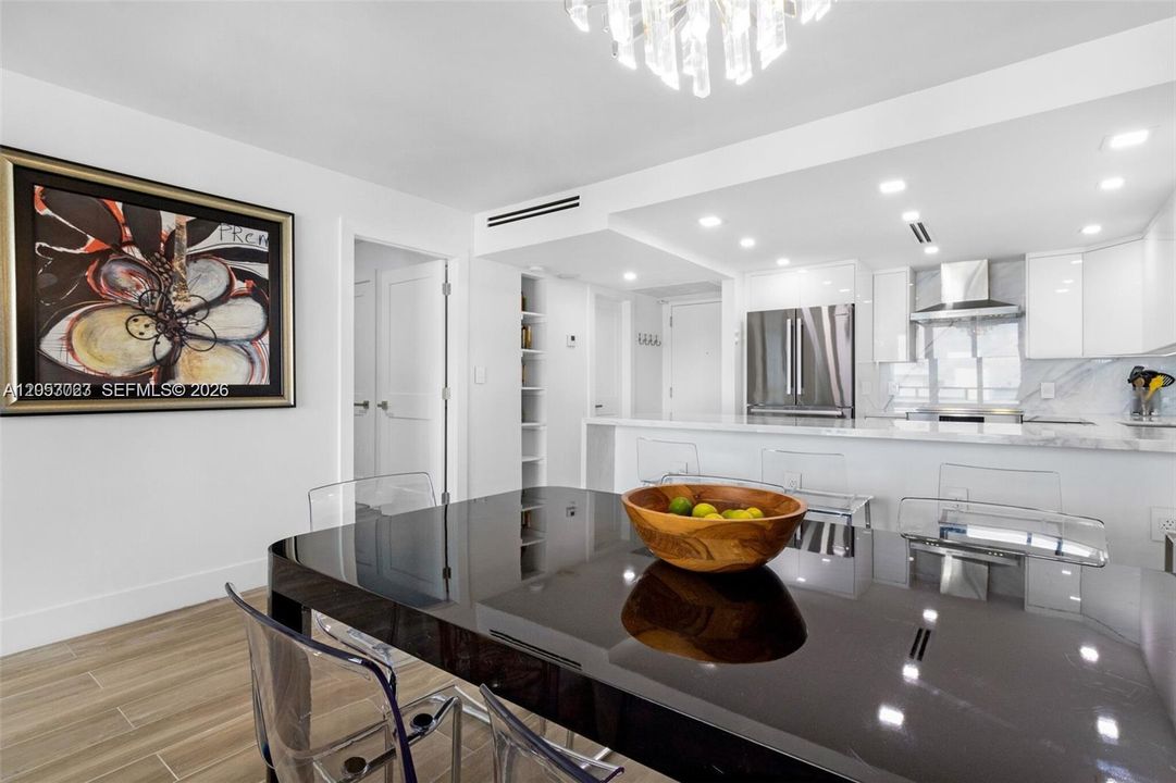 For Sale: $549,000 (2 beds, 2 baths, 824 Square Feet)