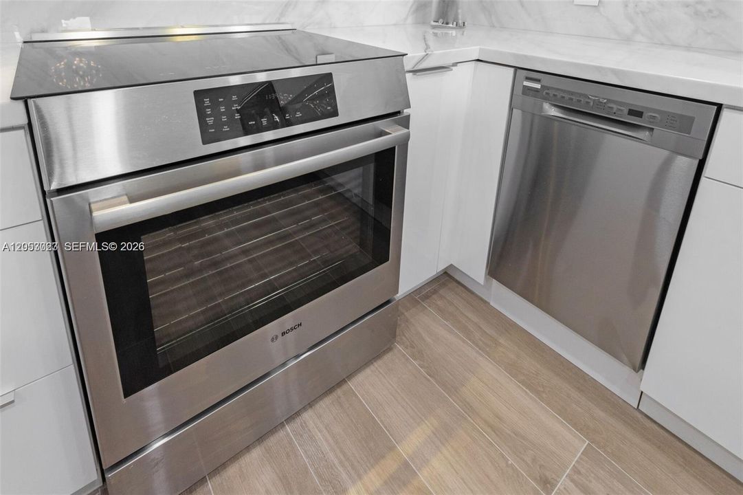 For Sale: $549,000 (2 beds, 2 baths, 824 Square Feet)