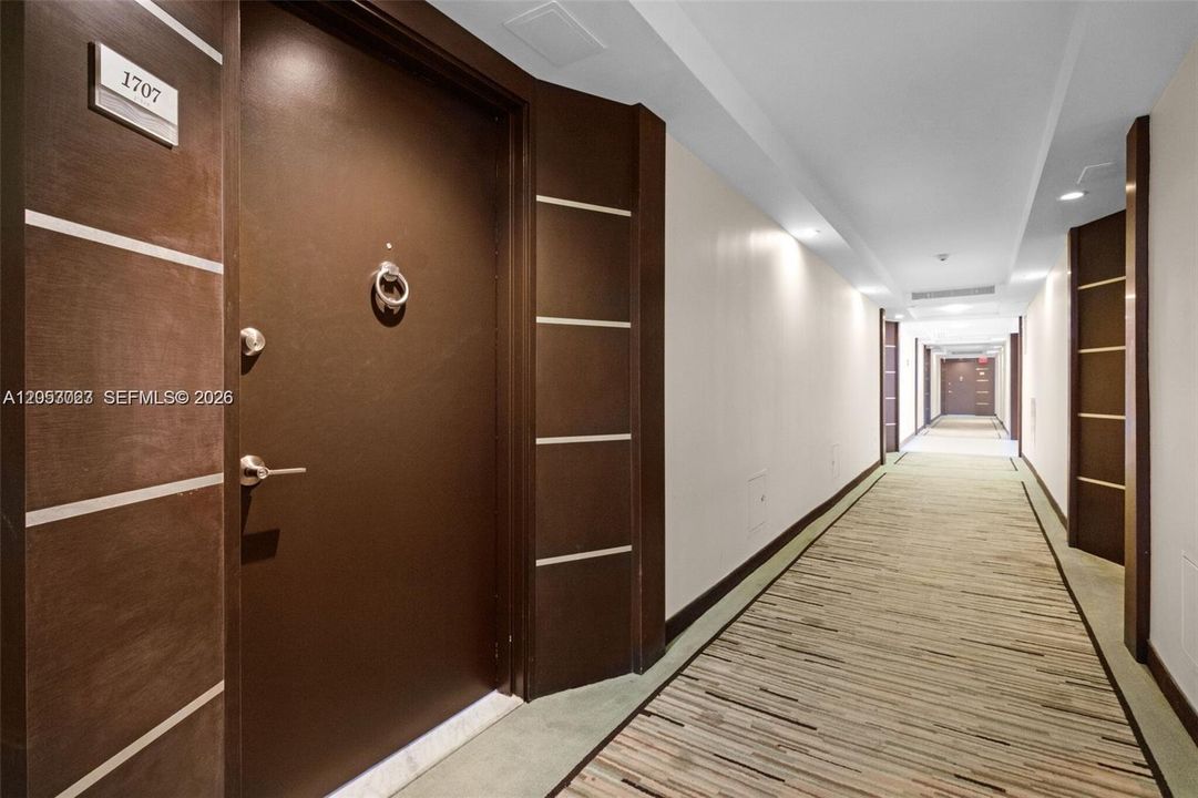 For Sale: $549,000 (2 beds, 2 baths, 824 Square Feet)