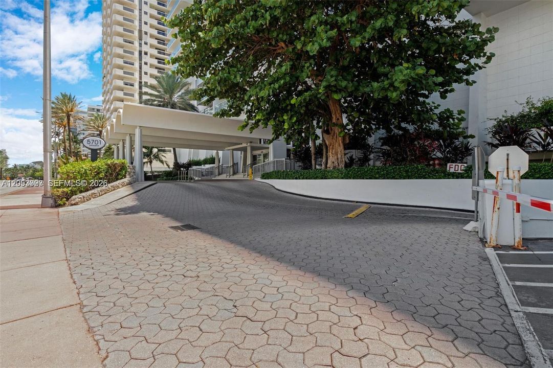 For Sale: $549,000 (2 beds, 2 baths, 824 Square Feet)