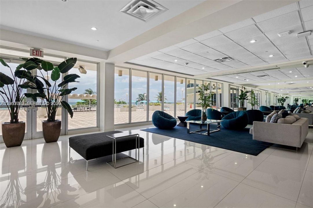 For Sale: $549,000 (2 beds, 2 baths, 824 Square Feet)