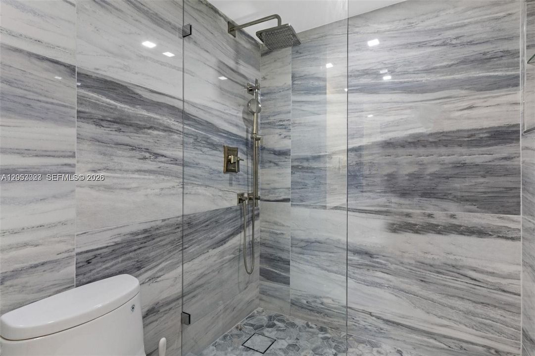 For Sale: $549,000 (2 beds, 2 baths, 824 Square Feet)