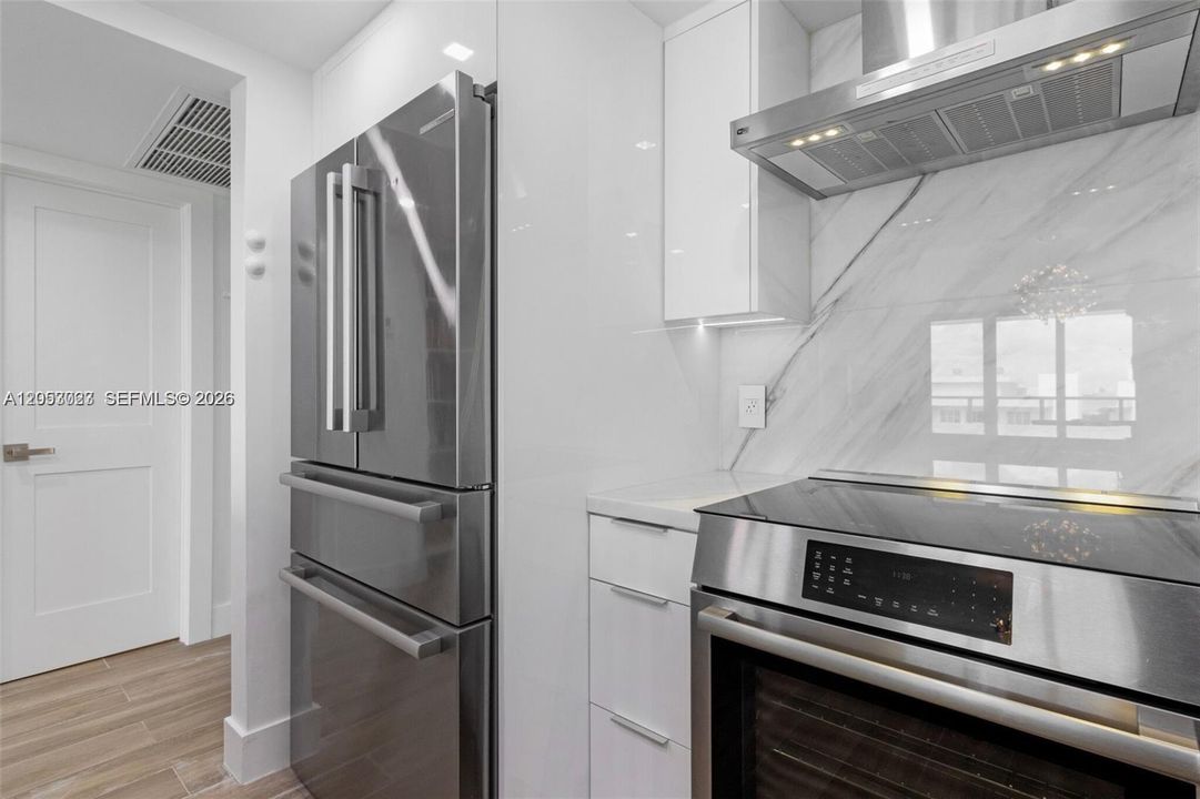 For Sale: $549,000 (2 beds, 2 baths, 824 Square Feet)