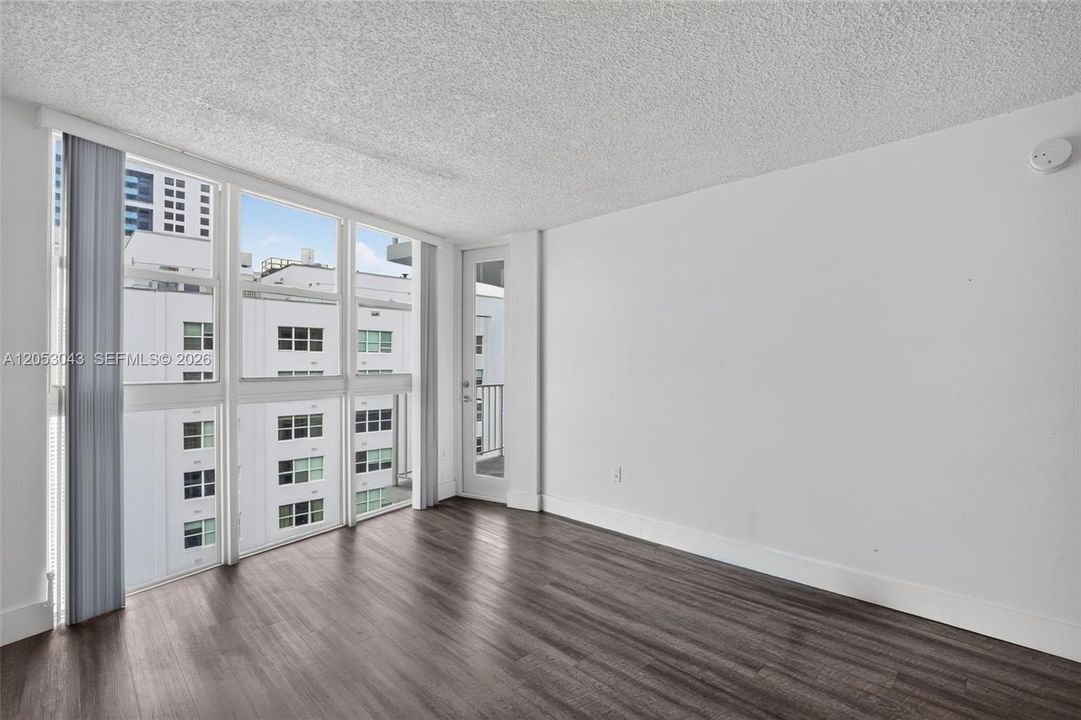 For Sale: $315,000 (1 beds, 1 baths, 750 Square Feet)