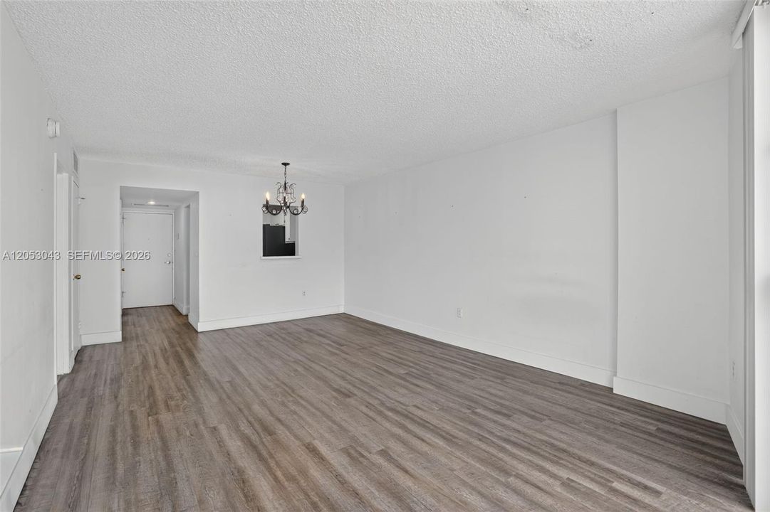 For Sale: $315,000 (1 beds, 1 baths, 750 Square Feet)