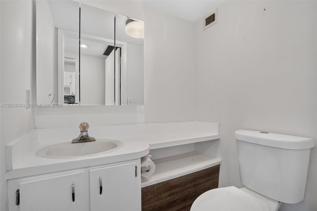 For Sale: $315,000 (1 beds, 1 baths, 750 Square Feet)