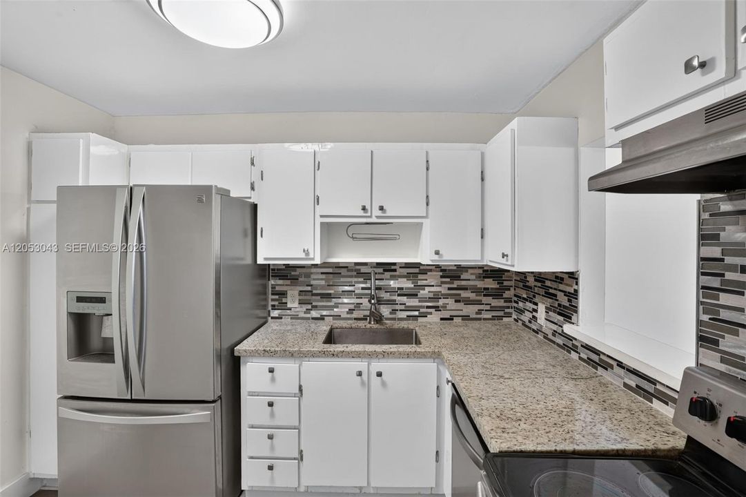 For Sale: $315,000 (1 beds, 1 baths, 750 Square Feet)