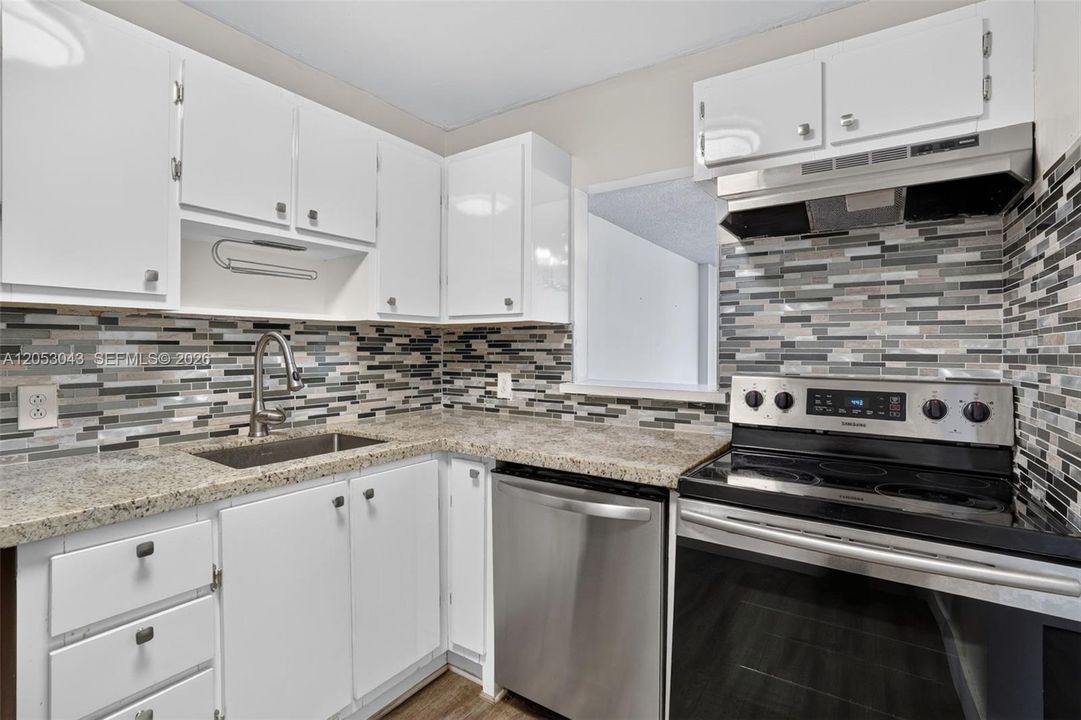 For Sale: $315,000 (1 beds, 1 baths, 750 Square Feet)