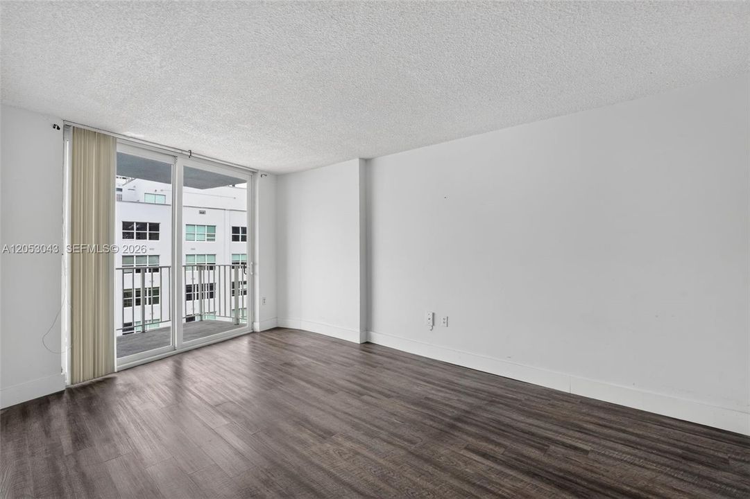 For Sale: $315,000 (1 beds, 1 baths, 750 Square Feet)