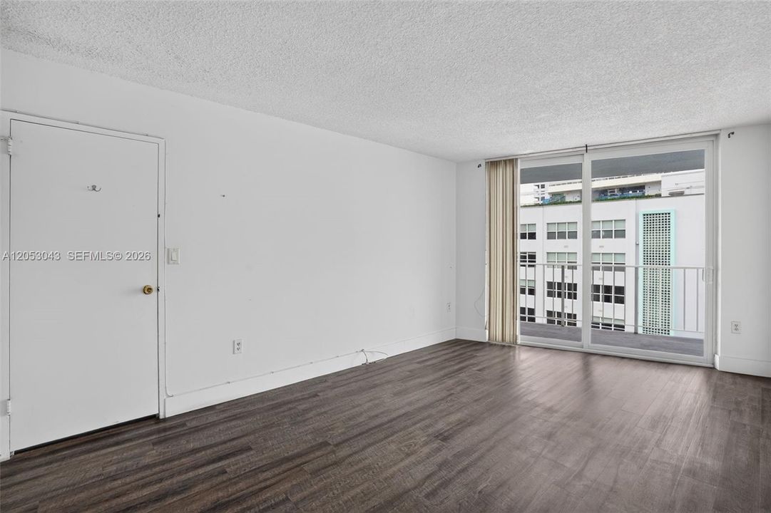 For Sale: $315,000 (1 beds, 1 baths, 750 Square Feet)