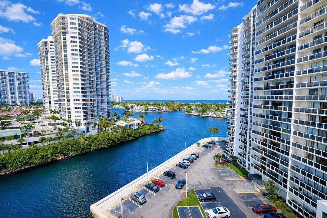 For Sale: $329,999 (2 beds, 2 baths, 1138 Square Feet)