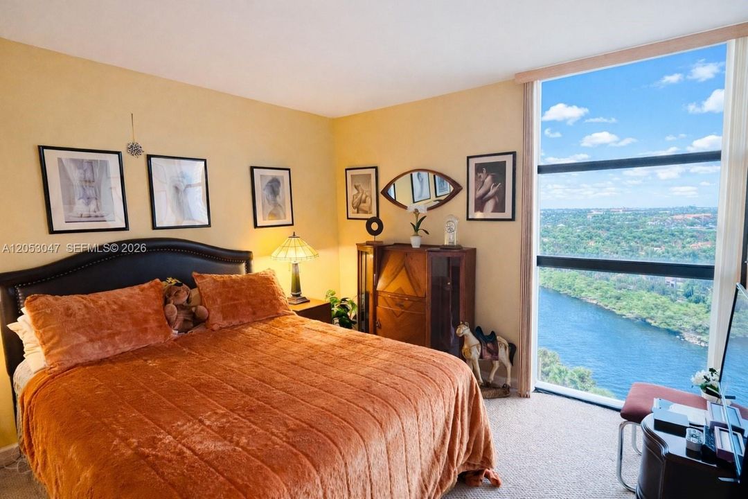 For Sale: $329,999 (2 beds, 2 baths, 1138 Square Feet)