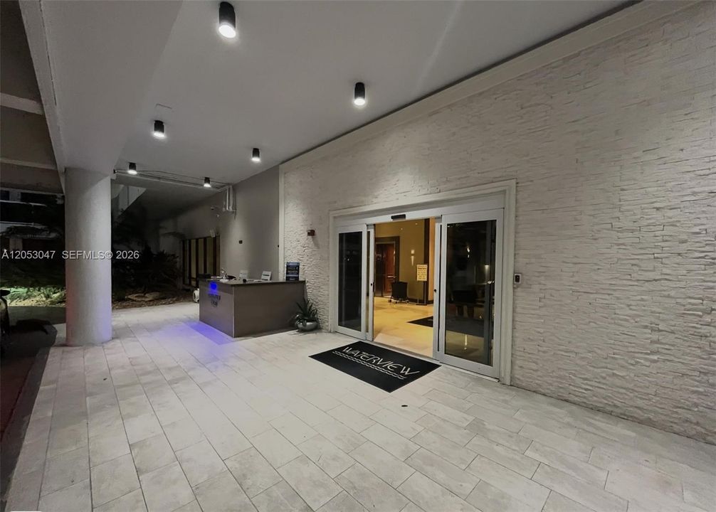 For Sale: $329,999 (2 beds, 2 baths, 1138 Square Feet)