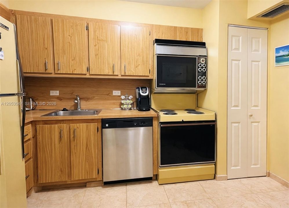 For Sale: $329,999 (2 beds, 2 baths, 1138 Square Feet)
