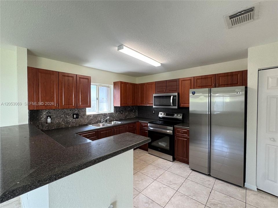 Recently Rented: $2,975 (3 beds, 3 baths, 1930 Square Feet)