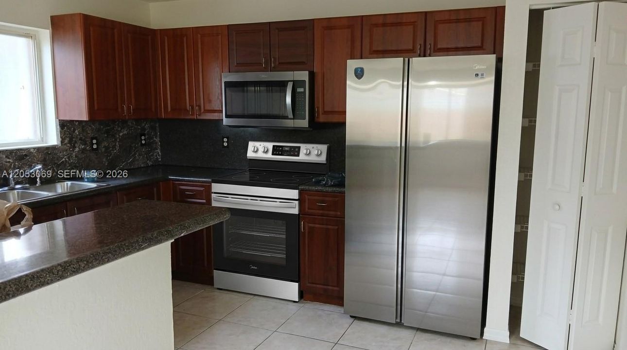 For Rent: $2,975 (3 beds, 3 baths, 1600 Square Feet)