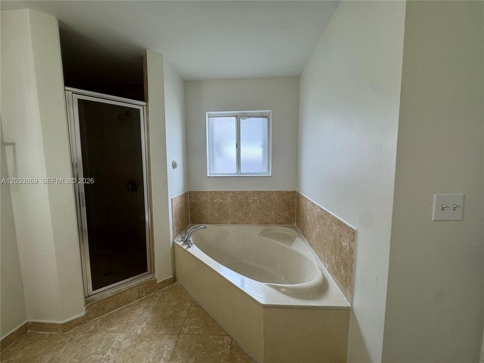 Recently Rented: $2,975 (3 beds, 3 baths, 1930 Square Feet)