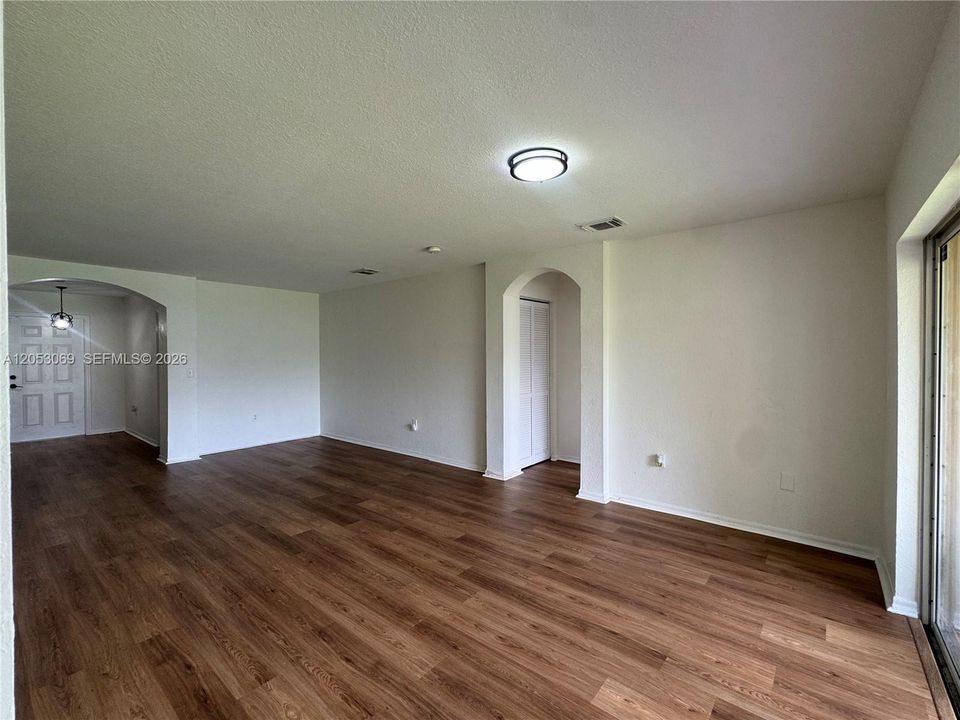 Recently Rented: $2,975 (3 beds, 3 baths, 1930 Square Feet)