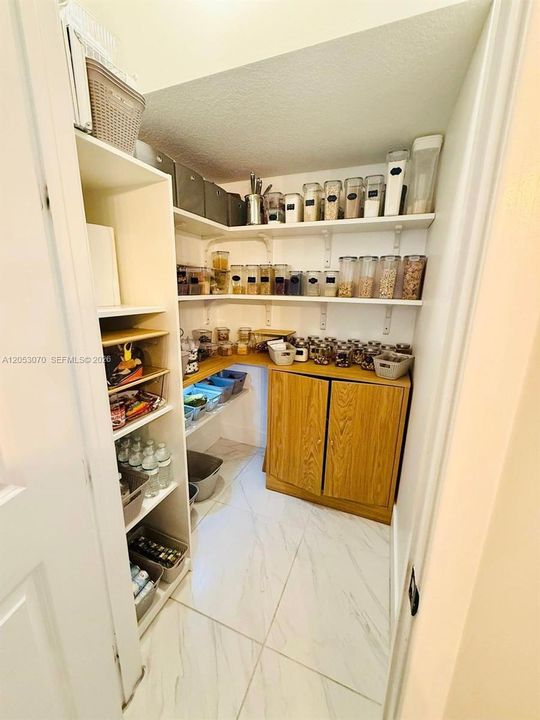 В аренду: $4,600 (4 спален, 2 ванн, 2359 Квадратных фут)