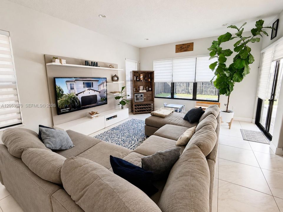 В аренду: $4,600 (4 спален, 2 ванн, 2359 Квадратных фут)
