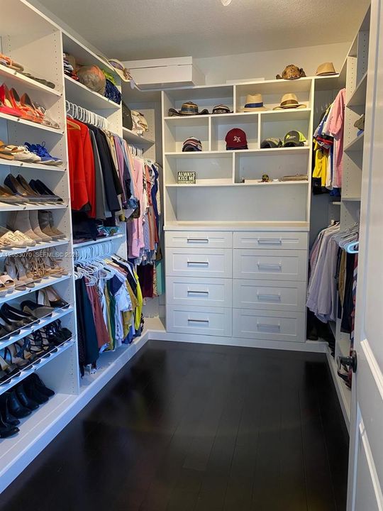 В аренду: $4,600 (4 спален, 2 ванн, 2359 Квадратных фут)