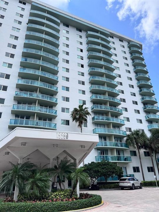 For Rent: $1,800 (1 beds, 1 baths, 1005 Square Feet)