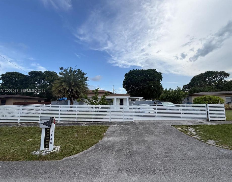 For Sale: $529,900 (3 beds, 2 baths, 1022 Square Feet)