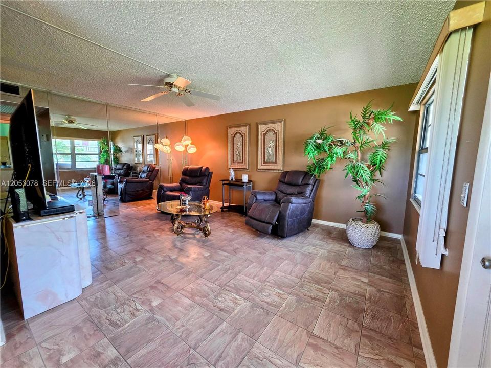 For Sale: $130,000 (2 beds, 1 baths, 819 Square Feet)