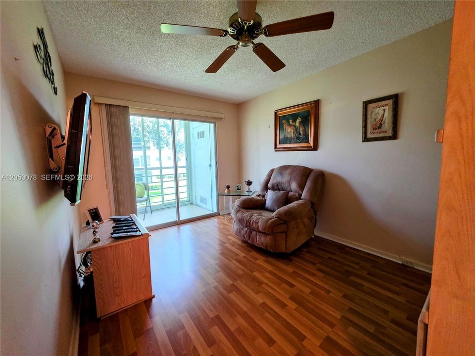 For Sale: $130,000 (2 beds, 1 baths, 819 Square Feet)
