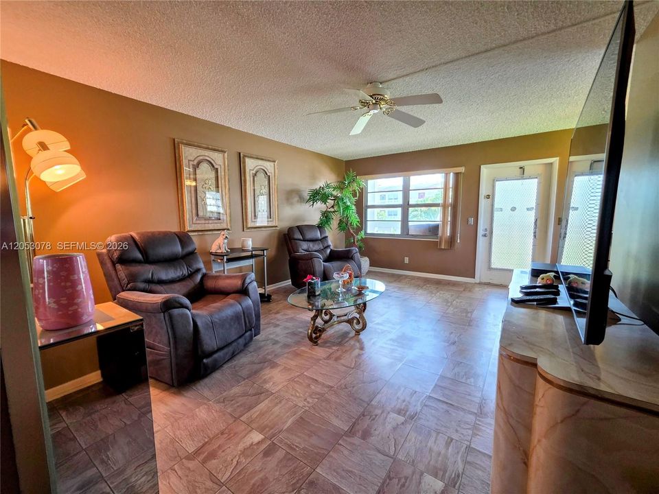 For Sale: $130,000 (2 beds, 1 baths, 819 Square Feet)