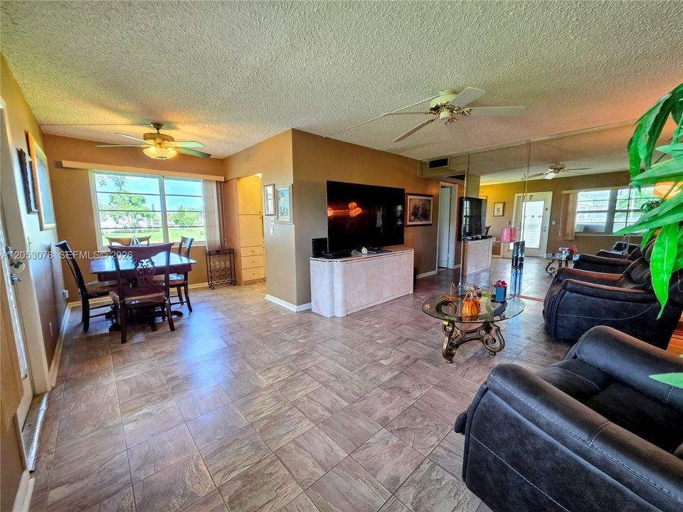 For Sale: $130,000 (2 beds, 1 baths, 819 Square Feet)