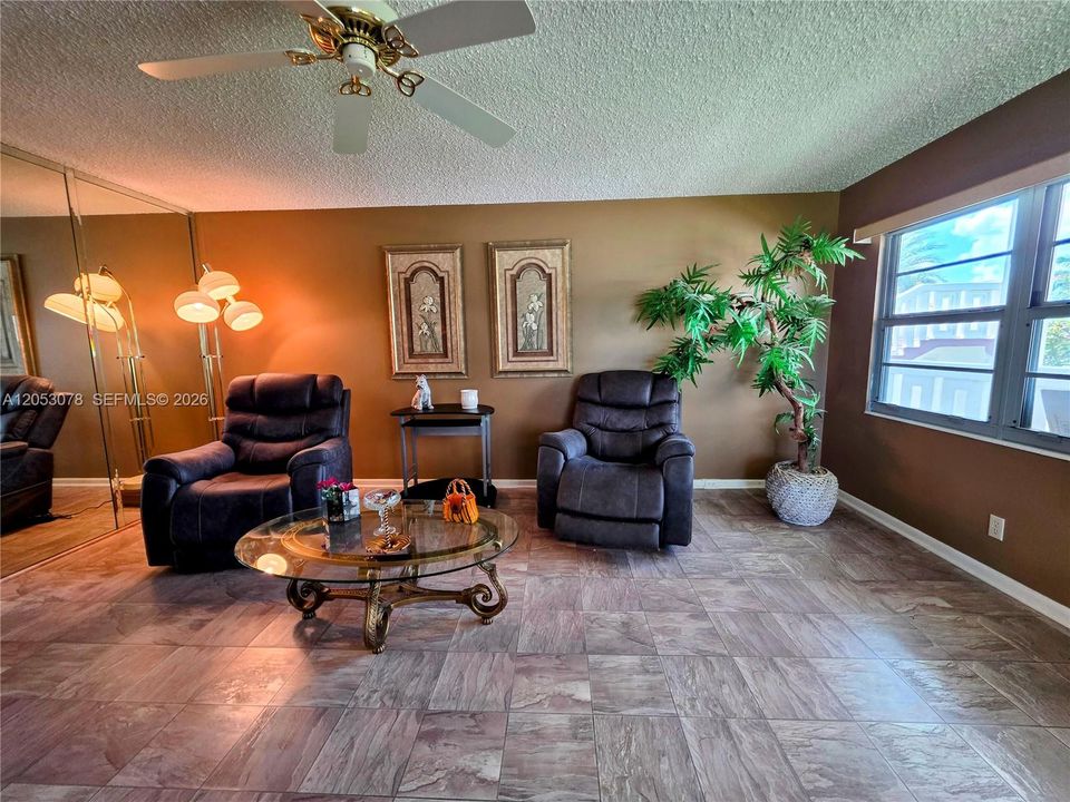 For Sale: $130,000 (2 beds, 1 baths, 819 Square Feet)