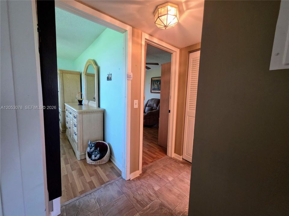 For Sale: $130,000 (2 beds, 1 baths, 819 Square Feet)