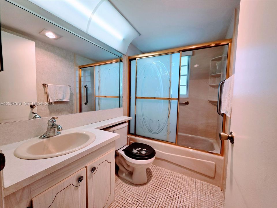 For Sale: $130,000 (2 beds, 1 baths, 819 Square Feet)