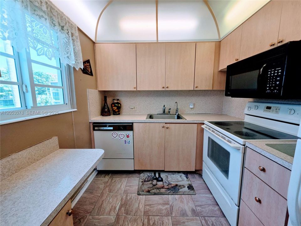 For Sale: $130,000 (2 beds, 1 baths, 819 Square Feet)