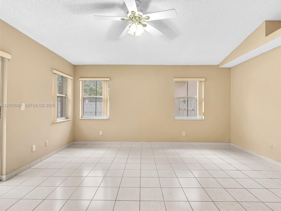 En Venta: $557,990 (3 camas, 2 baños, 1752 Pies cuadrados)