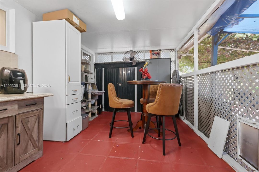 На продажу: $299,900 (2 спален, 1 ванн, 985 Квадратных фут)