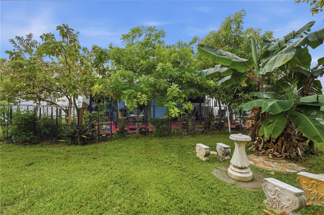 На продажу: $299,900 (2 спален, 1 ванн, 985 Квадратных фут)