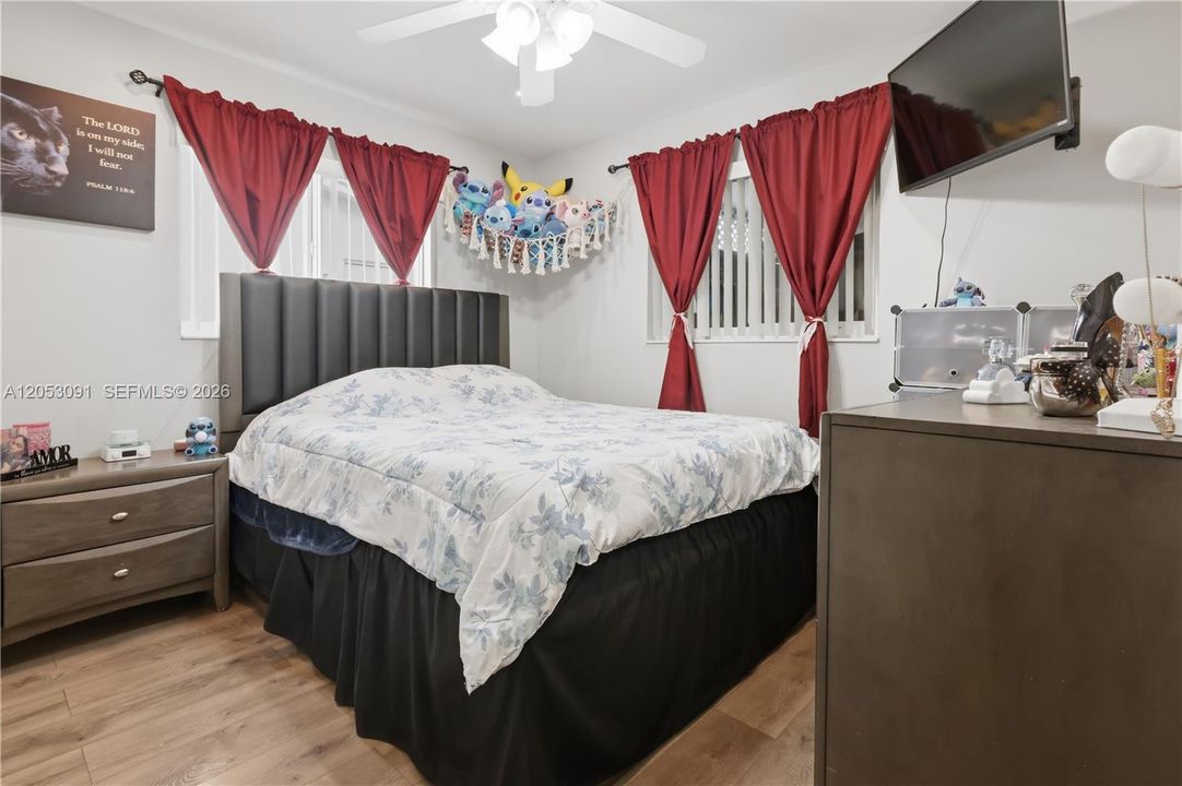 На продажу: $299,900 (2 спален, 1 ванн, 985 Квадратных фут)