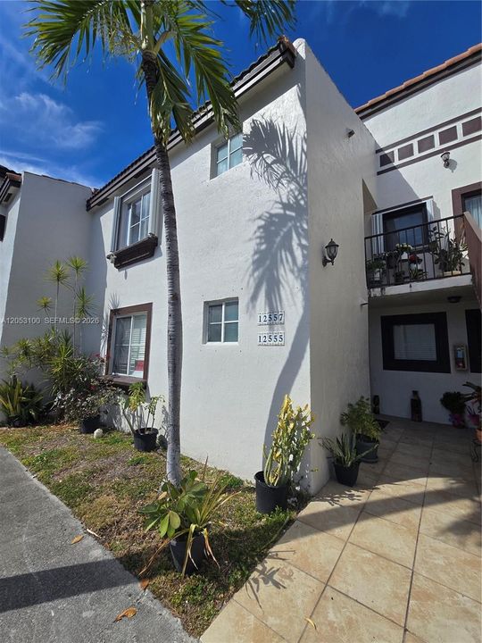 For Rent: $2,500 (2 beds, 2 baths, 970 Square Feet)