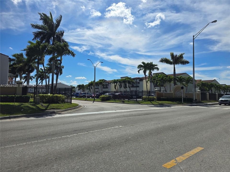 For Rent: $2,500 (2 beds, 2 baths, 970 Square Feet)