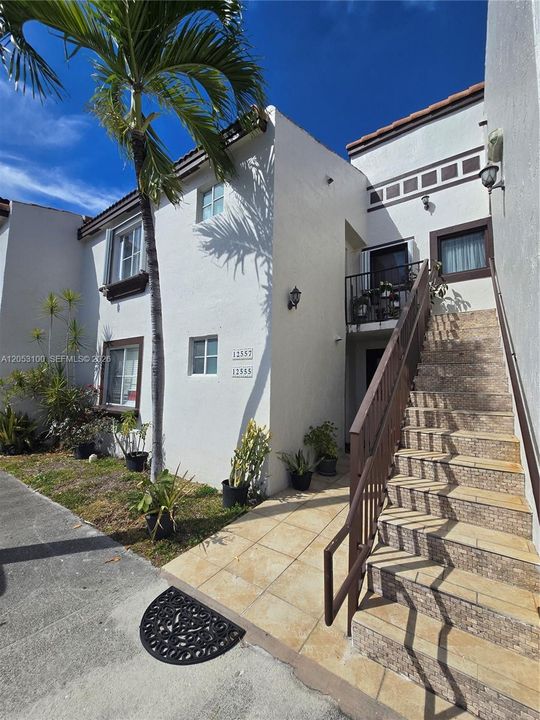 For Rent: $2,500 (2 beds, 2 baths, 970 Square Feet)