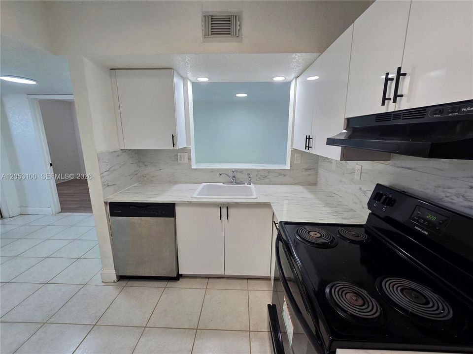 For Rent: $2,500 (2 beds, 2 baths, 970 Square Feet)