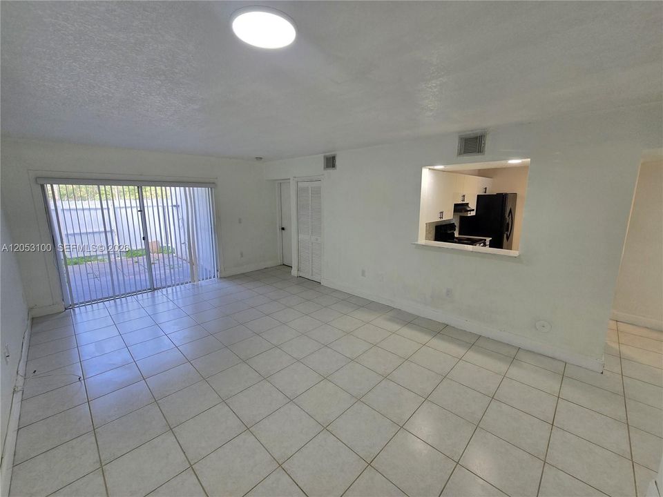 For Rent: $2,500 (2 beds, 2 baths, 970 Square Feet)