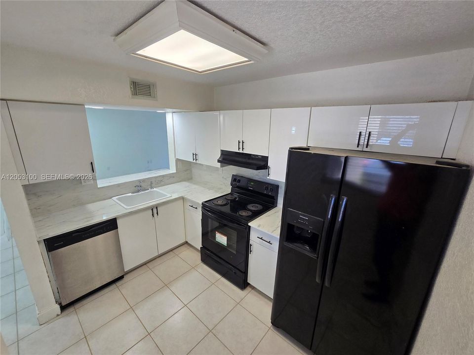 For Rent: $2,500 (2 beds, 2 baths, 970 Square Feet)