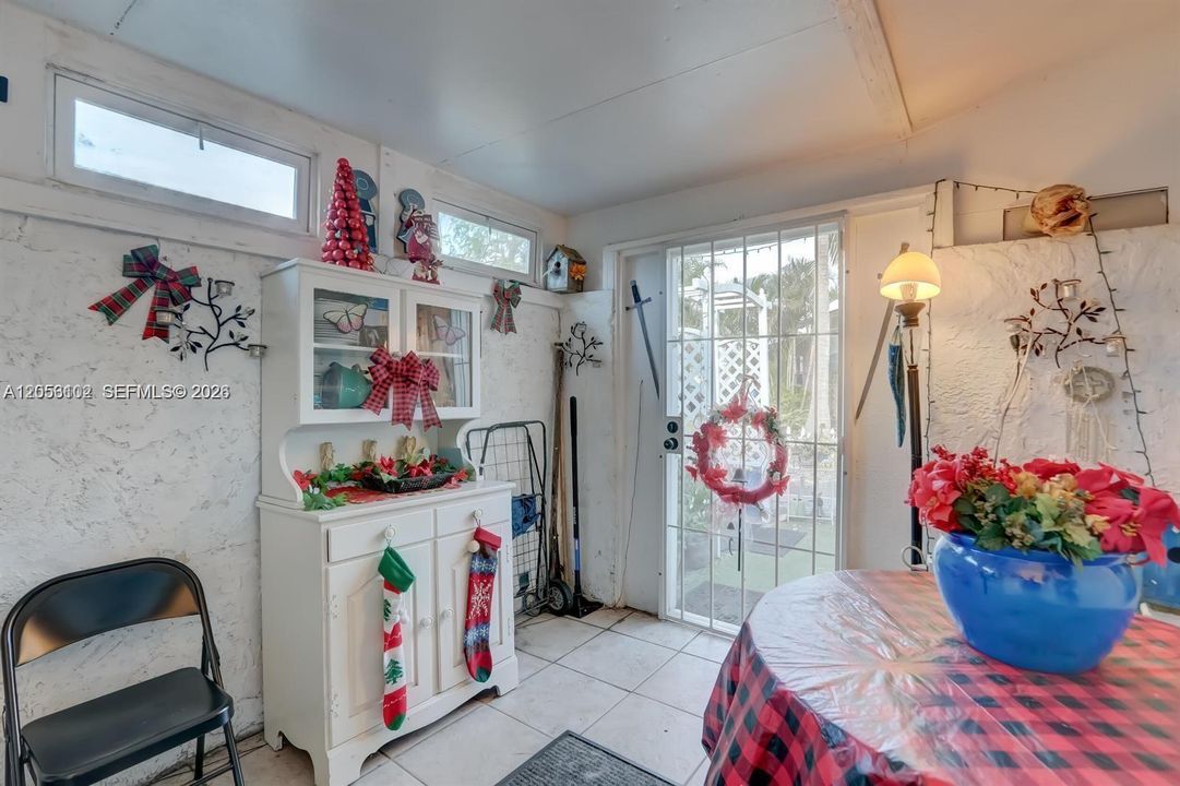 For Rent: $2,399 (3 beds, 1 baths, 1744 Square Feet)